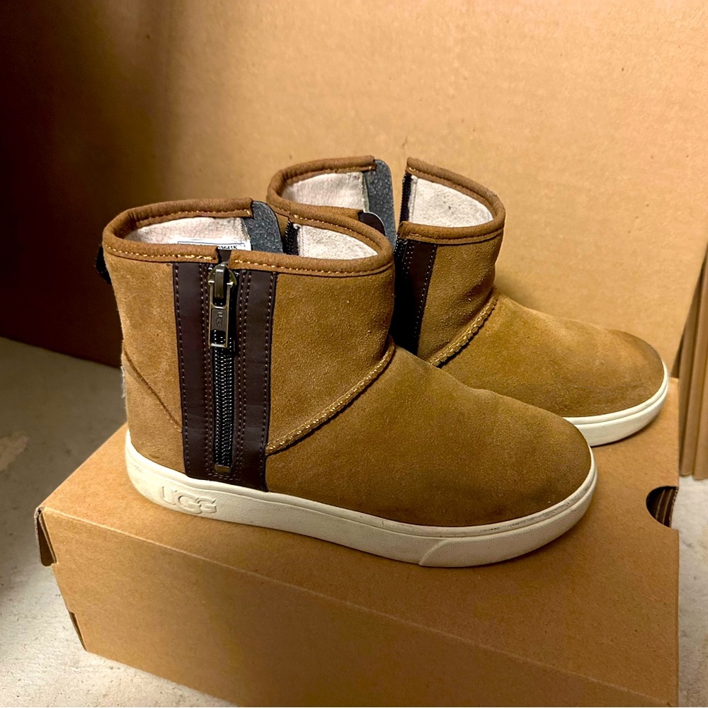 UGG Adler Sneaker Kids Size 2